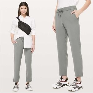 Lululemon On the Fly 7/8 Pant *Woven Grey Sage Womens Size 2